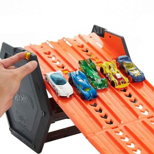 Hot Wheels Roll Out Raceway Track Set, Aufbewahrungseimer lässt sich in eine 5-spurige Rennstrecke für das Spielen mit mehreren Autos ausrollen, lässt sich mit anderen Sets verbinden