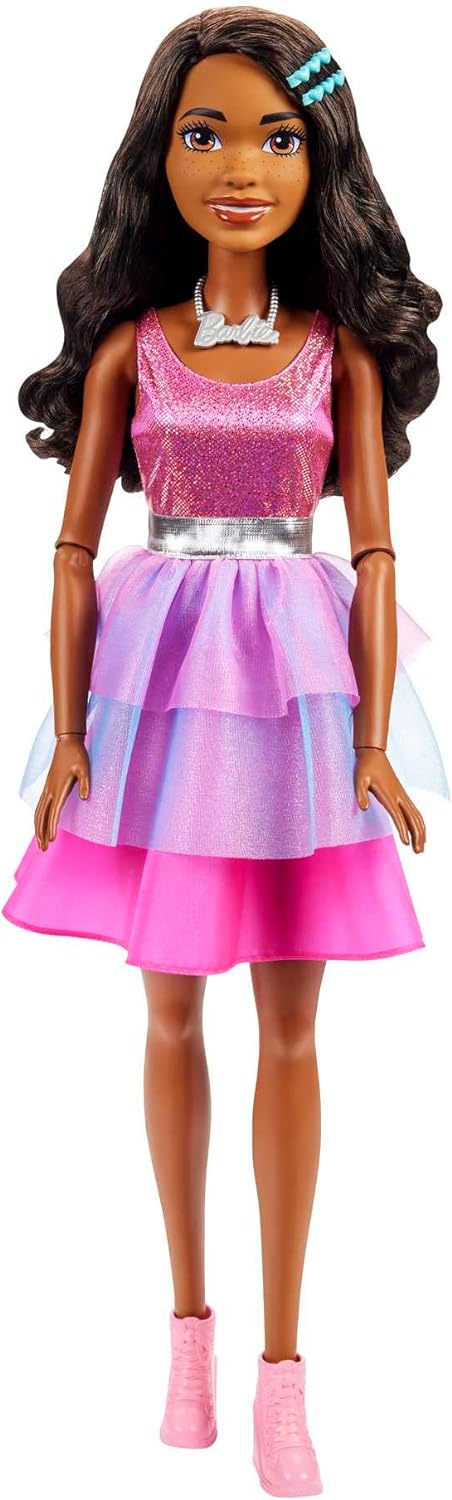 Barbie Große Barbie-Puppe mit schwarzen Haaren, 28 Zoll groß, schimmerndes rosa Kleid mit