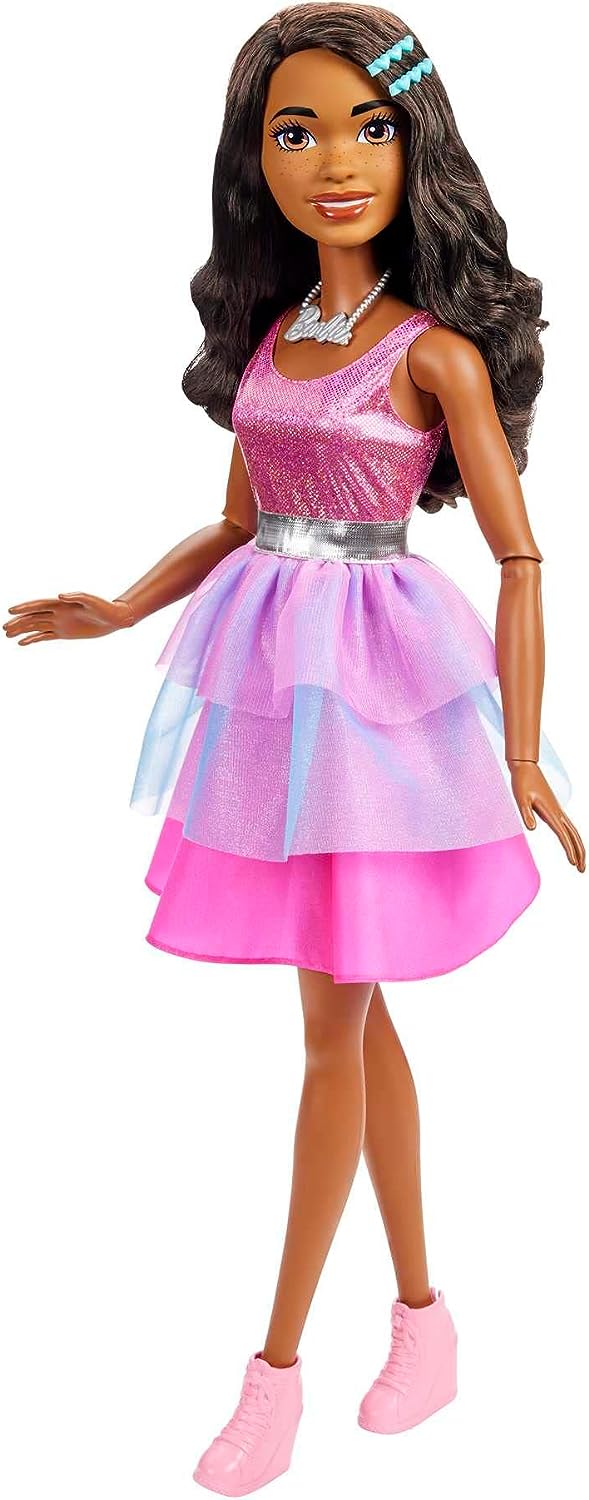 Barbie Große Barbie-Puppe mit schwarzen Haaren, 28 Zoll groß, schimmerndes rosa Kleid mit