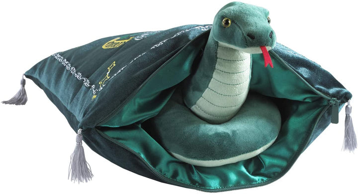 The Noble Collection Harry Potter Slytherin-Haus-Maskottchen-Plüsch und Kissen – offiziell lizenzierte 13 Zoll (34 cm) große Slytherin-Schlangen-Plüschpuppen als Geschenke