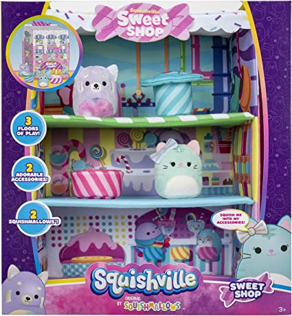 Squishville by Squishmallows SQM0341 Sweet Shop-Spielset mit 2-Zoll-Priya, dem lila Panda, Tres'zure, der blaugrünen Katze und Bistrotisch und Stuhlspielzeug für Kinder